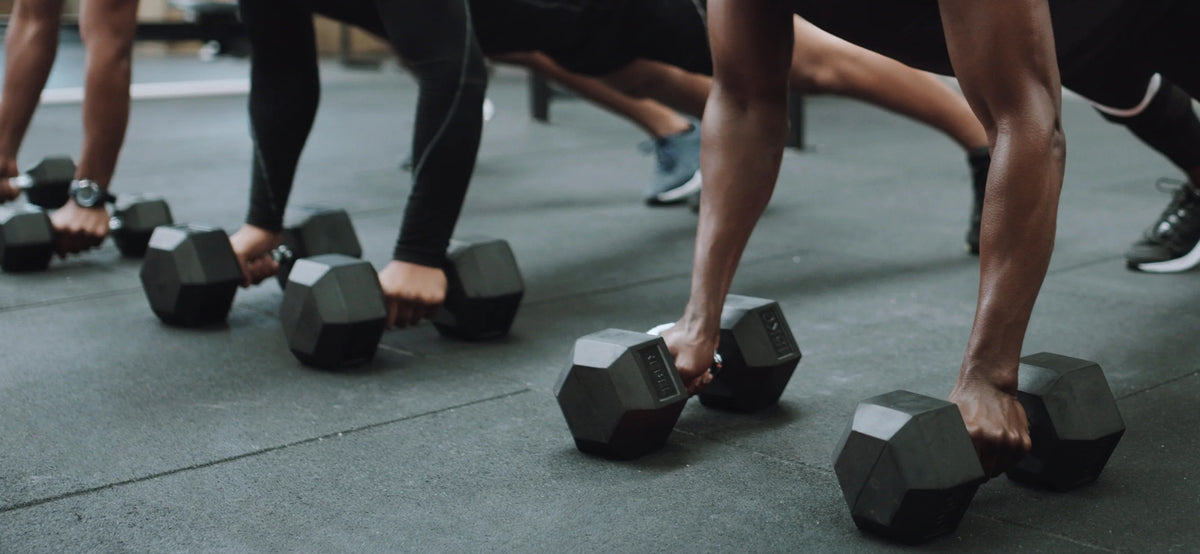 Krafttraining zu hause oder Fitnessstudio